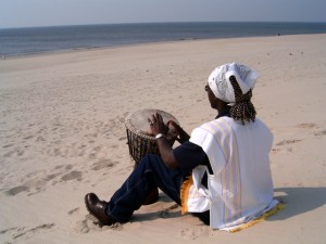Trommeln Sie die Sonne ins Meer mit A. Gaglo!